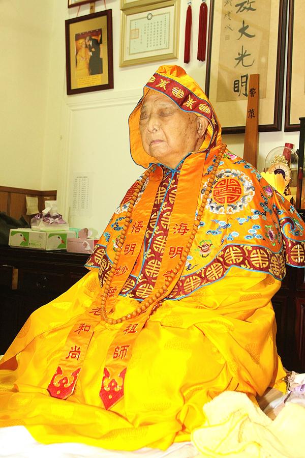台灣一代聖僧悟明長老 圓寂坐缸永留全身舍利-图片3