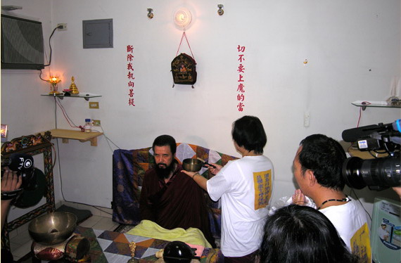 活佛閉關出定 二十二天米水未沾-图片3