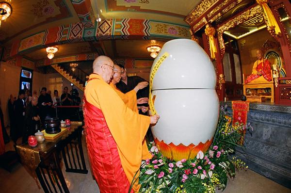 台灣一代聖僧悟明長老 圓寂坐缸永留全身舍利-图片7